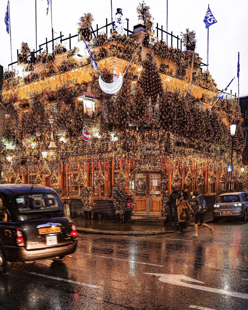 visitlondon's tweet photo. And the award for the most festive pub goes to...😍 #LetsDoLondon #VisitLondon [📸 @dr_difilippo] https://t.co/5gE5SdEQTk