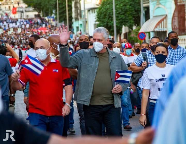 AylinAlvarezG's tweet photo. Preguntarán por qué marchamos. Marchamos porque somos el pueblo, porque somos la Revolución, porque sentimos el orgullo de estar junto a nuestro Presidente @DiazCanelB y demostrar de que lado está la razón y  los jóvenes sabemos muy bien a quién y a qué causa seguimos #CubaVive https://t.co/Jq6olzDxhz