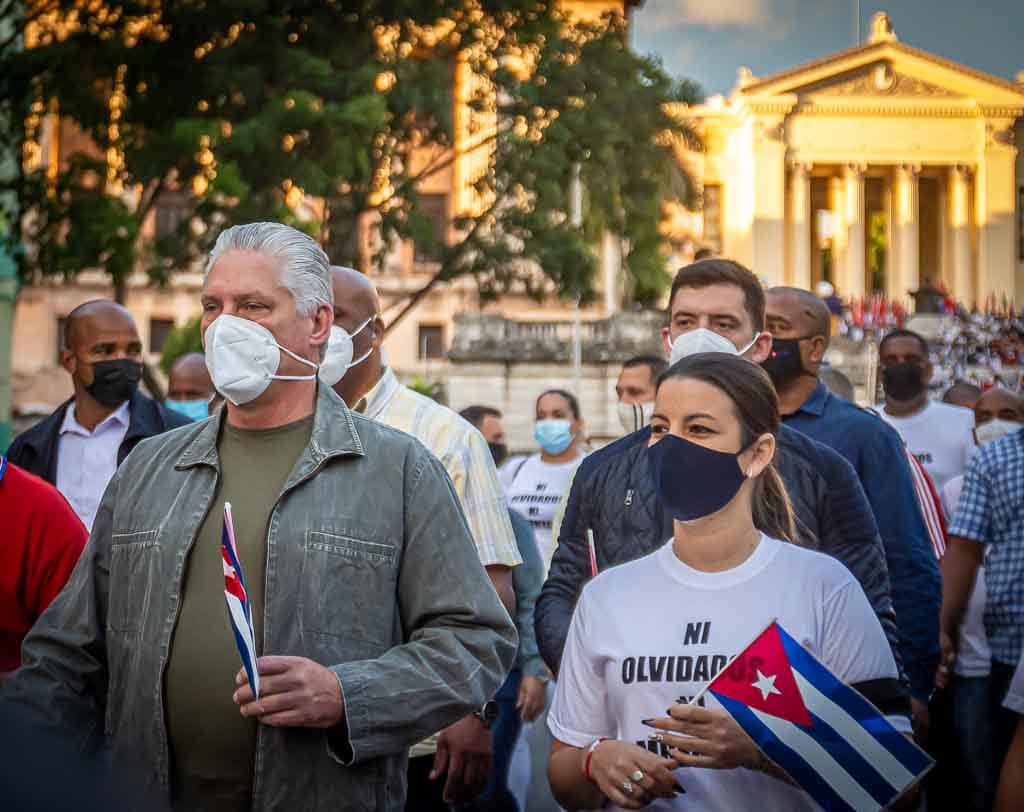 Preguntarán por qué marchamos. Marchamos porque somos el pueblo, porque somos la Revolución, porque sentimos el orgullo de estar junto a nuestro Presidente <a href="/DiazCanelB/">Miguel Díaz-Canel Bermúdez</a> y demostrar de que lado está la razón y  los jóvenes sabemos muy bien a quién y a qué causa seguimos #CubaVive