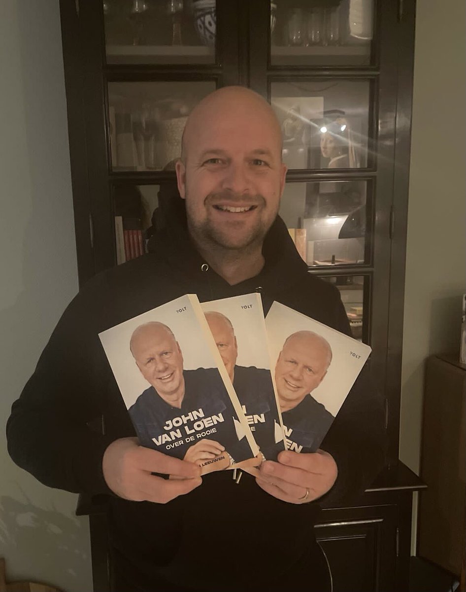 WINACTIE!!! Ik verloot drie gesigneerde exemplaren van mijn boek over <a href="/JohnVanLoen1/">John Van Loen</a> onder de likes en retweets! #overderooie