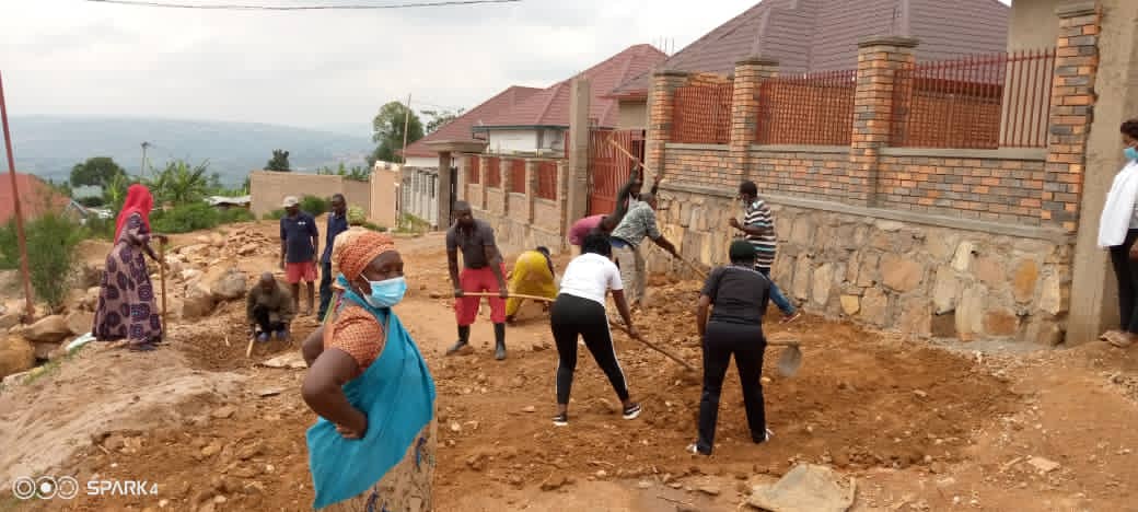 SectorKigali1's tweet photo. Uyu munsi mu midugudu itandukanye igize @SectorKigali1 hakozwe umuganda.Hubatswe ibiraro, hatunganywa imihanda ndetse hakorwa amasuku rusange.Nyuma y'umuganda abaturage baganirijwe  kuri gahunda za Leta 
@RwandaLocalGov
@CityofKigali 
@Nyarugenge 
@EmmyNGABONZIZA1 
@nshutiesp https://t.co/miFZxDxJYo