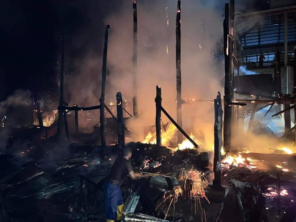 TiTi13467164's tweet photo. At around 5:30 pm on Nov 27, a fire broke out at the Weirat Monastery in Chaung Taung Village Tract, Ye Township, Mon State. The fire was extinguished about an hour later as the locals and fire fighters were able to put out the fire in time. #Nov27Coup    #WhatsHappeningInMyanmar https://t.co/GckiW9aQdP