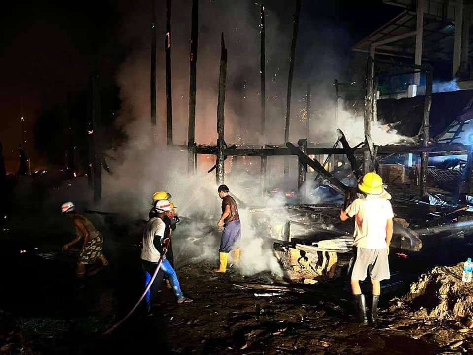 TiTi13467164's tweet photo. At around 5:30 pm on Nov 27, a fire broke out at the Weirat Monastery in Chaung Taung Village Tract, Ye Township, Mon State. The fire was extinguished about an hour later as the locals and fire fighters were able to put out the fire in time. #Nov27Coup    #WhatsHappeningInMyanmar https://t.co/GckiW9aQdP