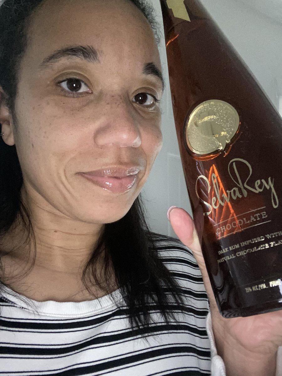 lynesha_smith's tweet photo. Thanksgiving/birthday wishes came true, baby! Don’t sleep on the chocolate!!! @BrunoMars @SelvaReyRum 🔥 🥂 https://t.co/ZCbOlXNc2V