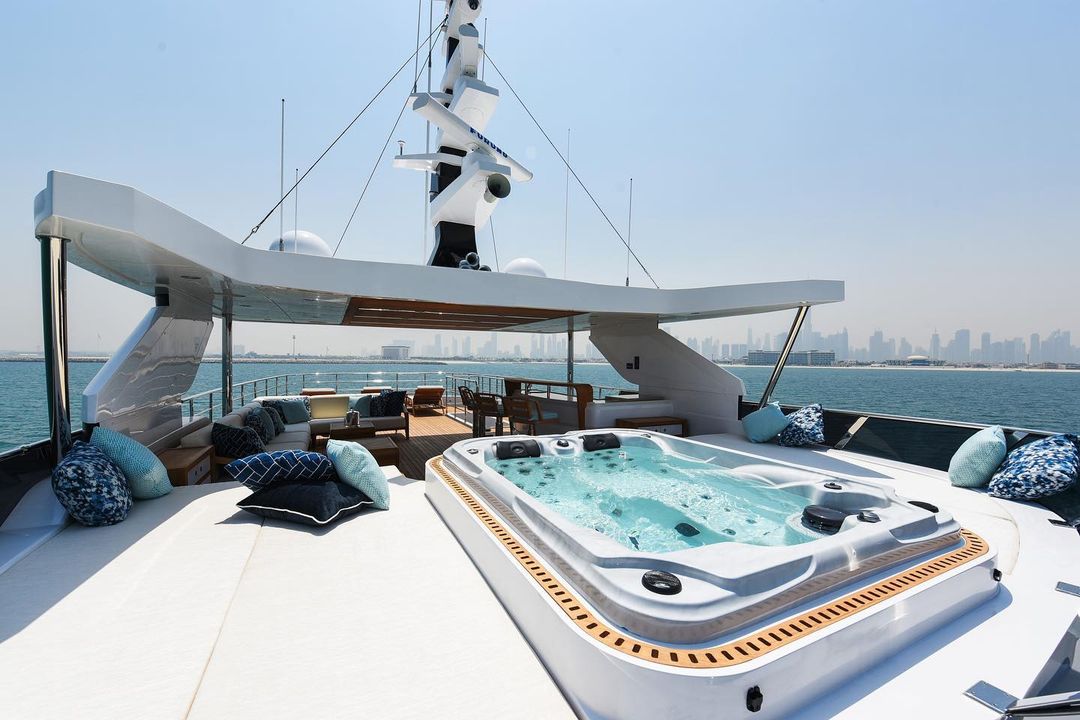 There’s nothing like spending the weekend on the waters of Miami.  🌊  Are you ready for the next show? (Photo/IG: <a href="/majestyyachts/">Majesty Yachts</a>)