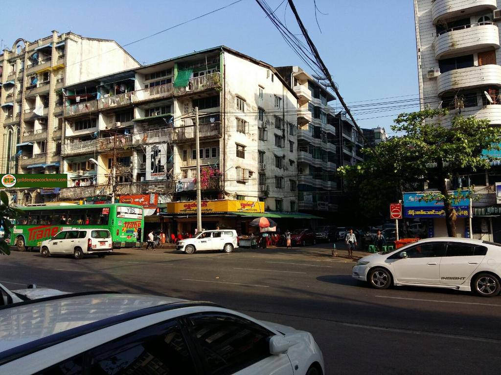 Hnineilwin2397's tweet photo. An explosion occurred in Botataung Tsp, Yangon at 10:55 pm last night. After the explosion, a taxi was chased by SAC members and four people were pulled out of the car. They were reportedly beaten and ARRESTED by military council. #WhatsHappeningInMyanmar #Nov27Coup https://t.co/CSH672JUkb