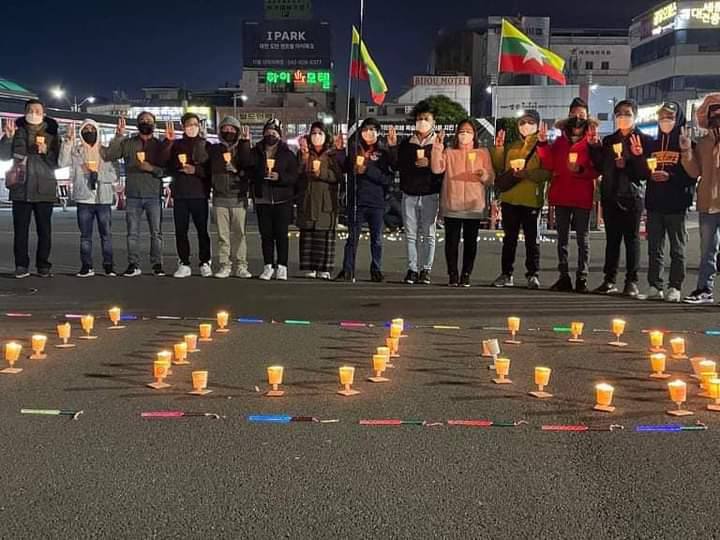 Hnineilwin2397's tweet photo. A prayer service for Spring Revolution heroes, was held by Burmese activists in South Korea in front of Daejeon Station tonight (November 27) to mark 300 days under the military coup. #EndImpunity_EndVAW #Nov27Coup #WhatsHappeningInMyanmar https://t.co/Mp5wWZ6z8o https://t.co/G3fK2jk5SJ
