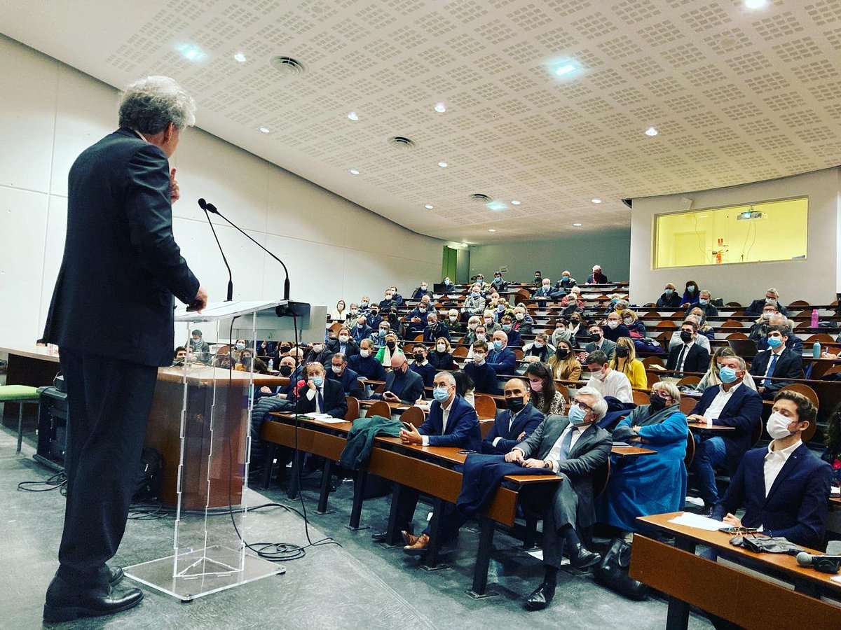 Matinée stimulante au <a href="/Breizh_Lab/">Breizh Lab des Progressistes bretons</a> sur les bancs de @Sc_Po_Rennes en se projetant dans la «Bretagne d’après Covid» : défis à relever, actions et expérimentations à mettre en œuvre. 
Et un beau moment d’échanges entre les étudiants en master Europe, <a href="/ThierryBreton/">Thierry Breton</a> et <a href="/JY_LeDrian/">Jean-Yves Le Drian</a> 👏