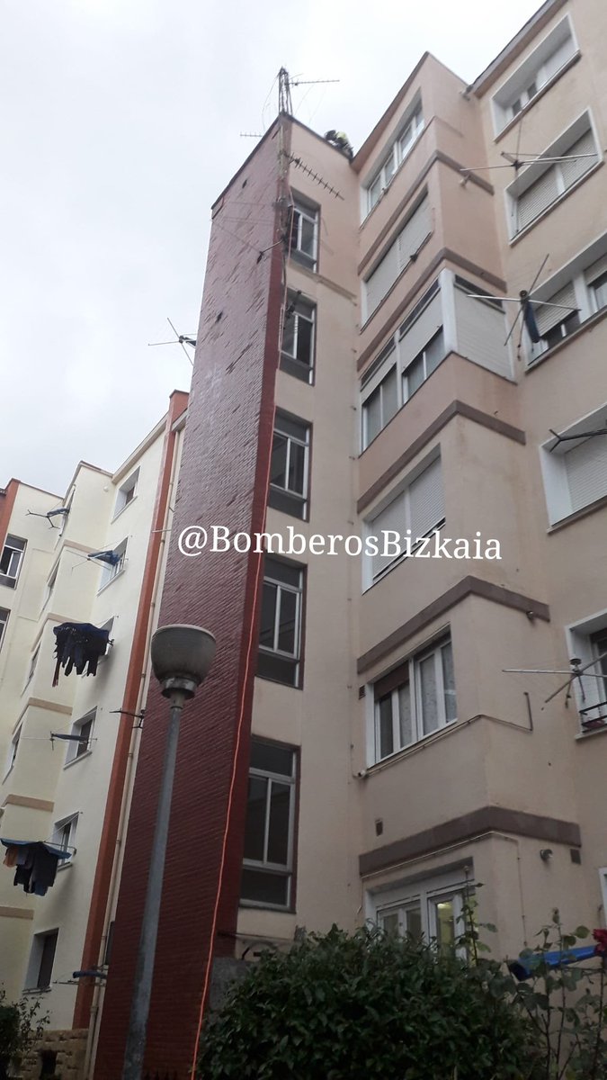 Imágenes antena retirada #Barakaldo #Bomberos
Barakaldon kendu dugu antenaren…