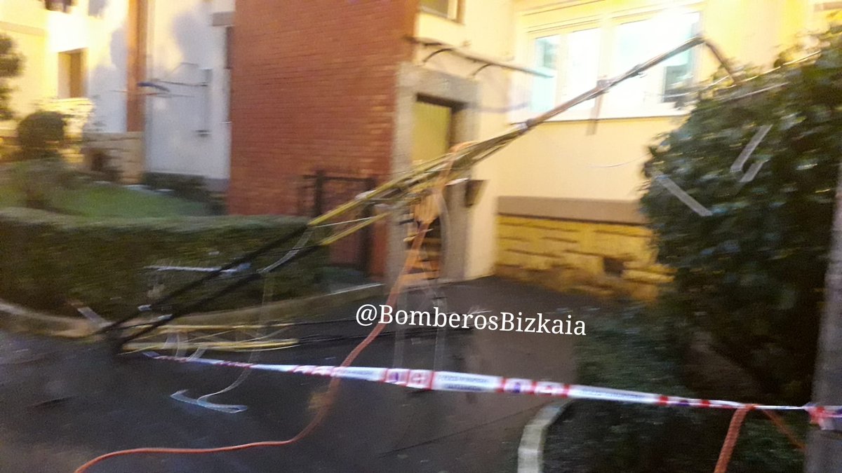 Imágenes antena retirada #Barakaldo #Bomberos
Barakaldon kendu dugu antenaren…