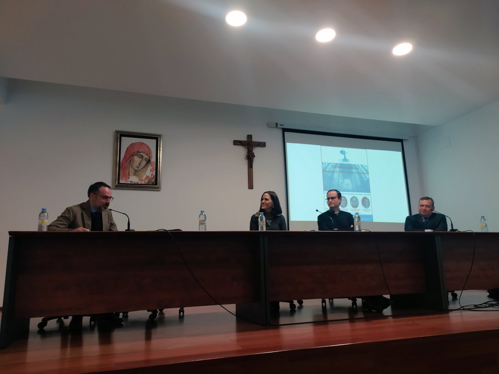 susanaherrerama's tweet photo. @Archisevilla1 @naisabel_Gamero Un privilegio haber participado en esta Primera Jornada Cultural de la Escuela de Arte Sacro de Sevilla, rodeada de grandes expertos y acompañados de un público extraordinario en participación y conocimientos del mundo del Arte en distintas disciplinas.Gracias por contar conmigo. https://t.co/PA8OOQWgQh
