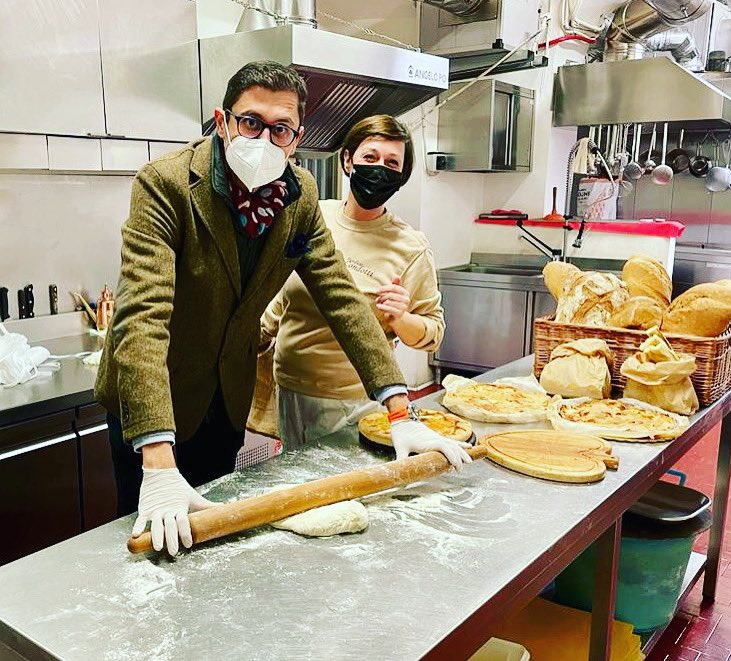 nicola_carozza's tweet photo. Da bambino mi ero fatto regalare il “Dolce Forno” della Harbert…ed oggi si è capito il mio ‘debole’ mentre impastavo nel Panificio Condotti per l’iniziativa "Un Giorno da ArtigianA"
#saporiemestieri #stileartigiano #confartigianato #laspezia #corsocavour #dolci #artigianato https://t.co/M1TzbYYmi0