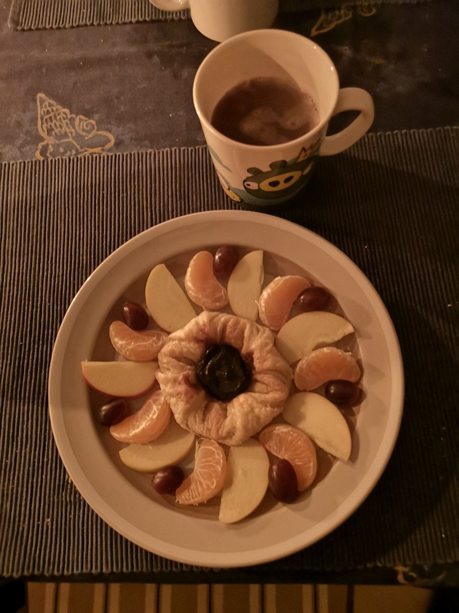 JuhaTenhonen's tweet photo. #äijäiltapala #hetelmii #suomalainen #omena #joulutorttu #glögi #PepsiMax #tunnelma #pimeänsuhkero #kynttilät #ruusut #vaaleanpunainen #kukatkertovatenemmänkuintuhatsanaa #olenihastunutsinuun #olensinulleuskollinen #amaryllis #ihanakauneus #ujous https://t.co/CLuv6Sm3c9