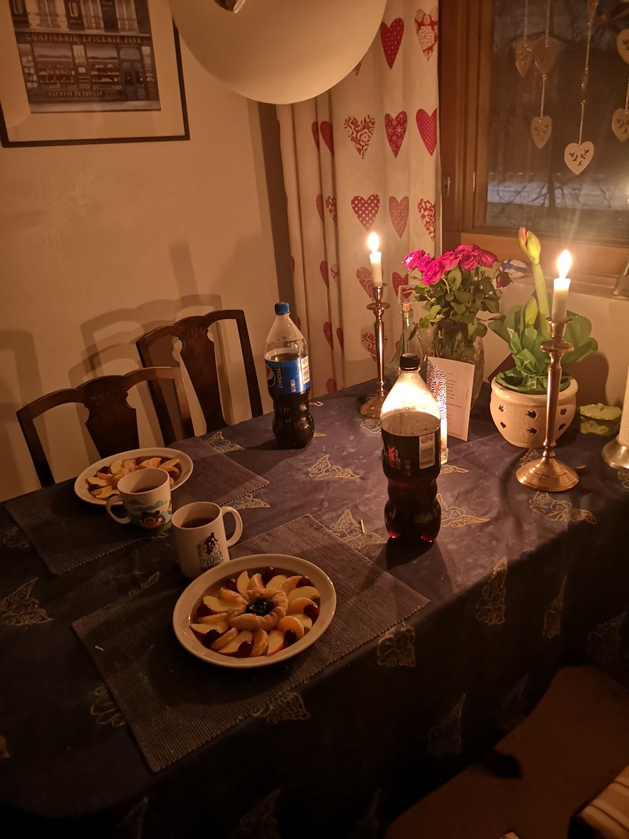 JuhaTenhonen's tweet photo. #äijäiltapala #hetelmii #suomalainen #omena #joulutorttu #glögi #PepsiMax #tunnelma #pimeänsuhkero #kynttilät #ruusut #vaaleanpunainen #kukatkertovatenemmänkuintuhatsanaa #olenihastunutsinuun #olensinulleuskollinen #amaryllis #ihanakauneus #ujous https://t.co/CLuv6Sm3c9