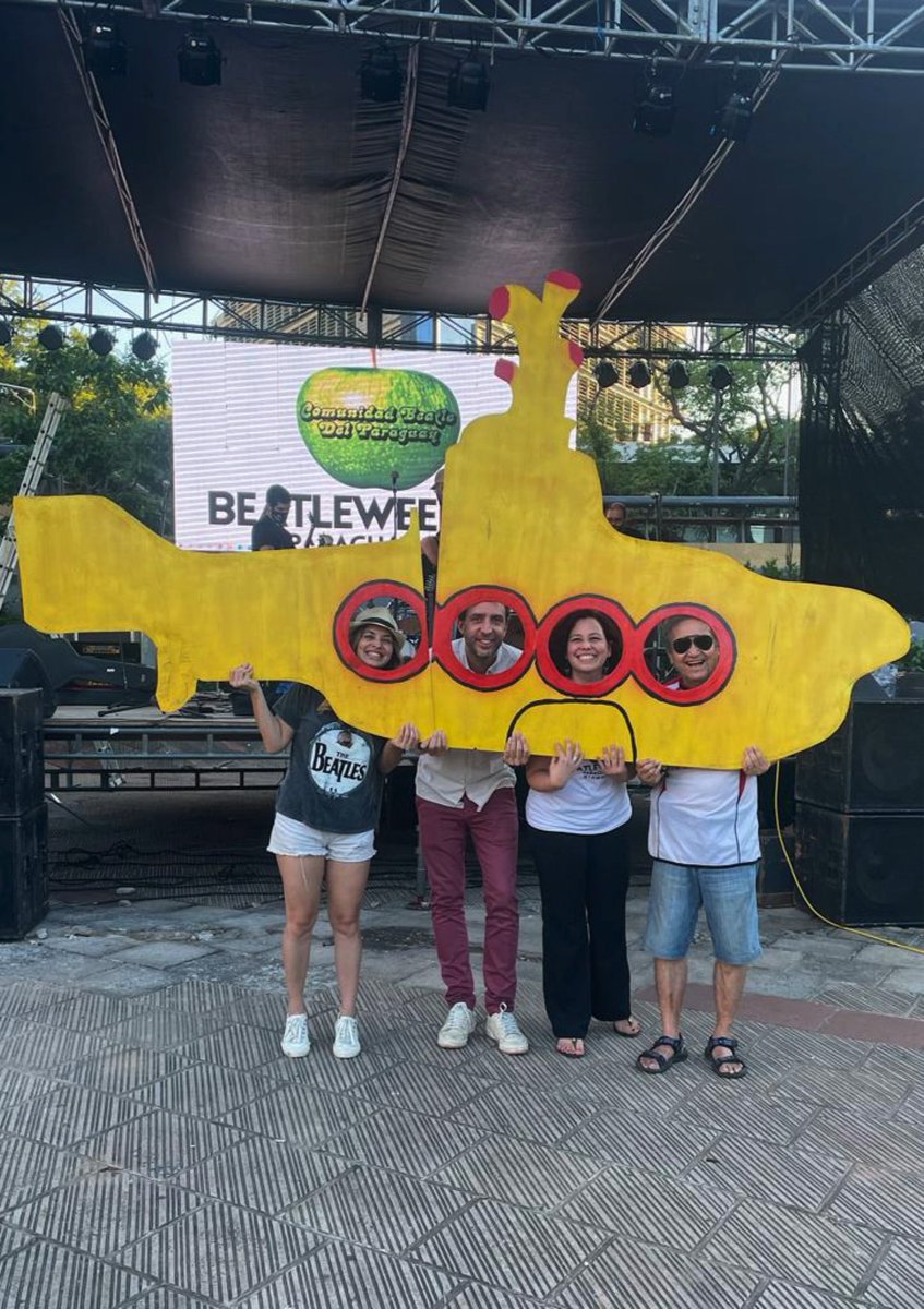 Ramin_Navai's tweet photo. Que fiesta tan buena en la Plaza de la Democracia celebrando the Beatles gracias a la @ComuBeatlePy
Van hasta las 22:00, si están cerca, pasen!
🎶 Come Together 🎶
#beatleweekendpy https://t.co/5ykHHrk6b7