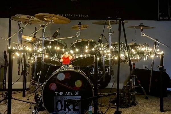 age_ore's tweet photo. What's your favorite thing about the holidays? Luke's is the lights!

#metal #livemusic #drums #bass #guitar #heavymetal #originalmusic #chrismaslights #holidays https://t.co/jWiePceK5P