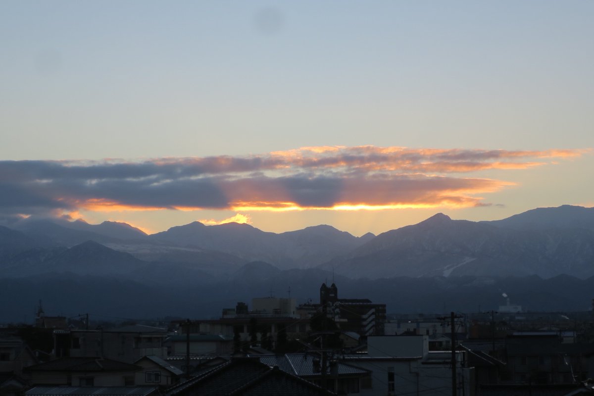 minuano68's tweet photo. まもなく立山連峰の向こうから日が昇ります。きのうは大荒れの天気、富山市内もあられが降りました。いよいよ冬ですね。#mmd_813 https://t.co/w3wrEjPSdm