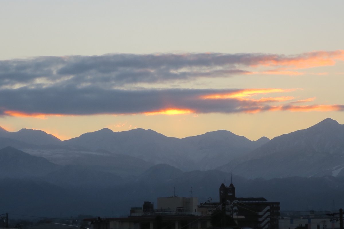 minuano68's tweet photo. まもなく立山連峰の向こうから日が昇ります。きのうは大荒れの天気、富山市内もあられが降りました。いよいよ冬ですね。#mmd_813 https://t.co/w3wrEjPSdm