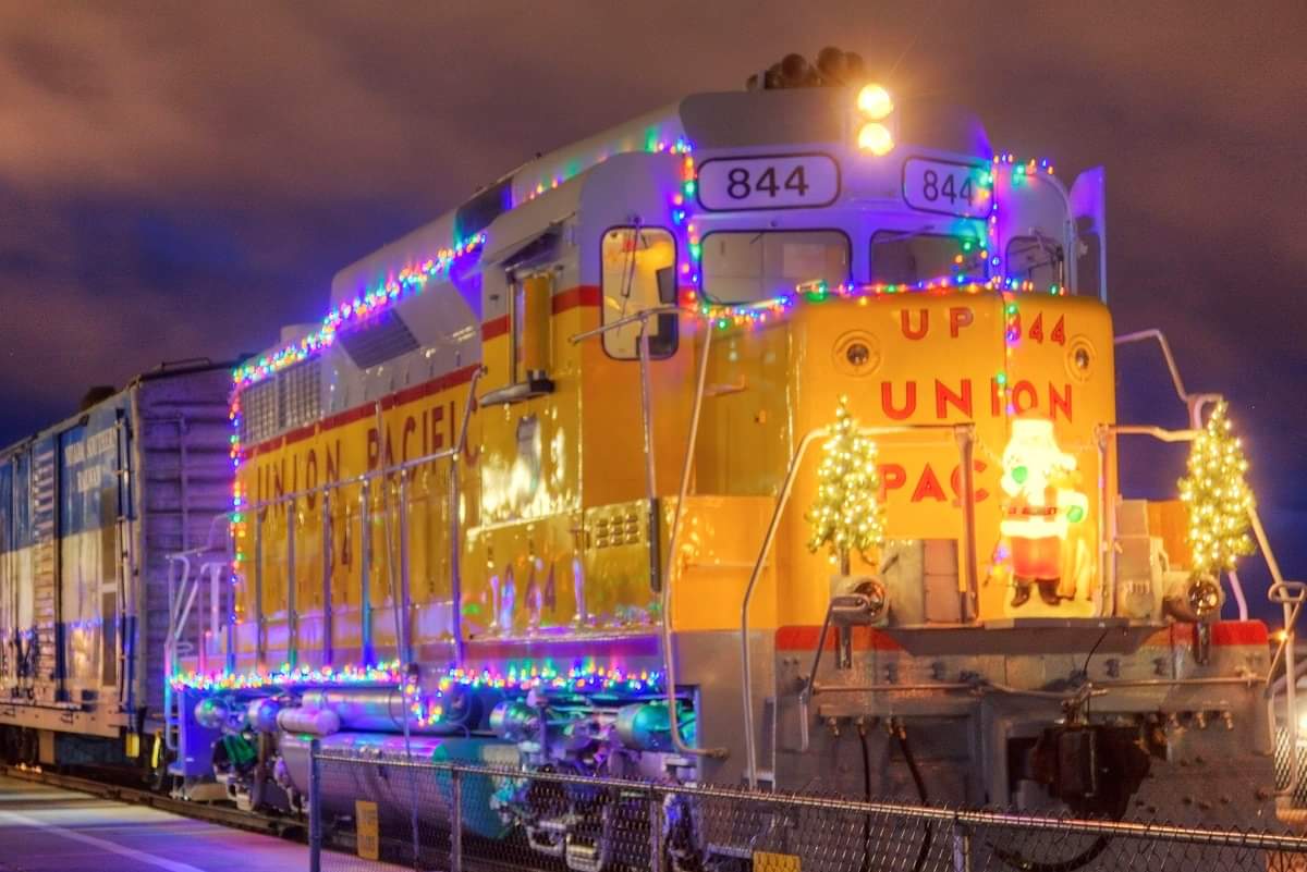 KTNV's tweet photo. SANTA EXPRESS: Did you know you can ride the #Santa Express train in Boulder City? Find out more in this week's #13Things: https://t.co/L9Z5mgVP3v https://t.co/nF8O8bSfp4