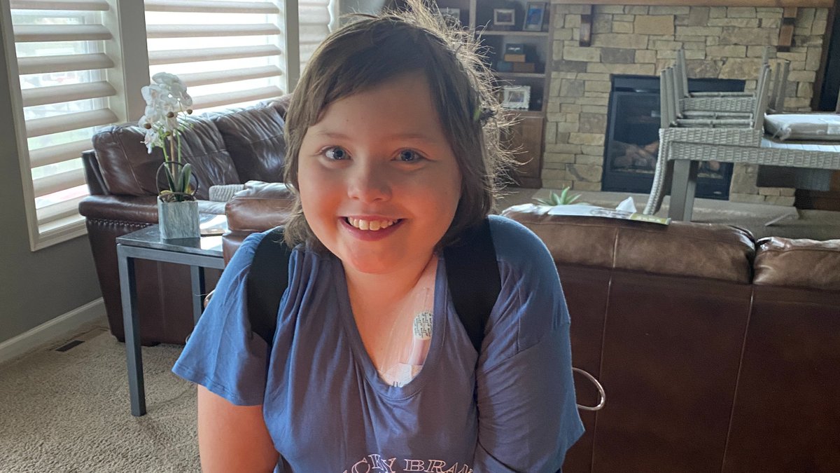 mhfvpediatrics's tweet photo. A true warrior. Megan was honored as our newest #GoldysHero at today’s @GopherFootball game for her bravery. She’s an #osteocarcoma survivor and also received heart valve surgery. Way to keep fighting Megan! 💪 https://t.co/yOeaGkLxWV