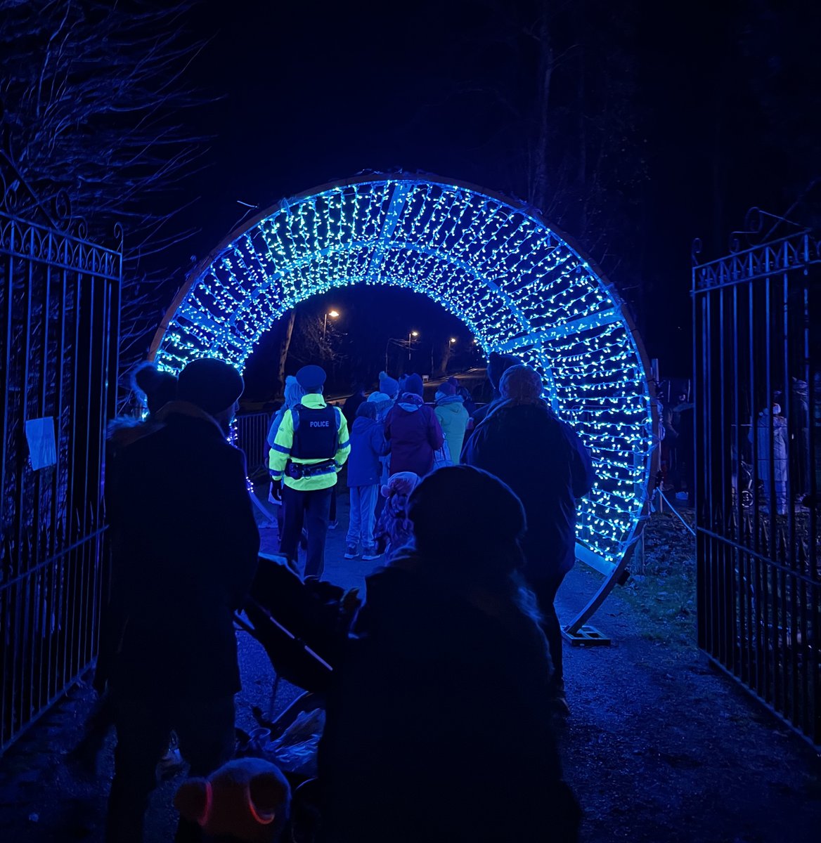 PSNIANDistrict's tweet photo. The Enchanted Winter Gardens at Antrim Castle Gardens is back. This popular event runs until 21st December 2021, and is sold out. Lots of family fun. Antrim Neighbourhood Police were on patrol tonight.
#KeepingPeopleSafe https://t.co/mMC0bSdx67