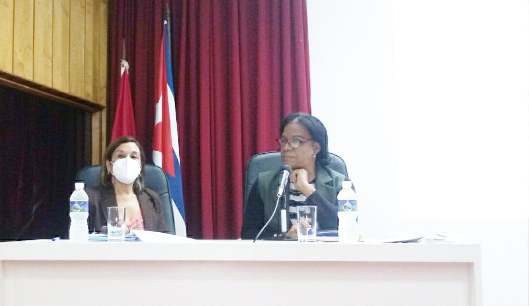 SANTANACITMA's tweet photo. Con la presencia de la VPM @InesMChapman y de la Ministra del @citmacuba @ElbaRosaPM sesiona el Pleno de la @ciencias_cuba de forma presencial-virtual. La VPM presenta ante académicos el Sistema de Trabajo para cumplir el PNDES2030, junto a Lineamientos y ODS, por Macroprogramas. https://t.co/QVRiVBbTJL