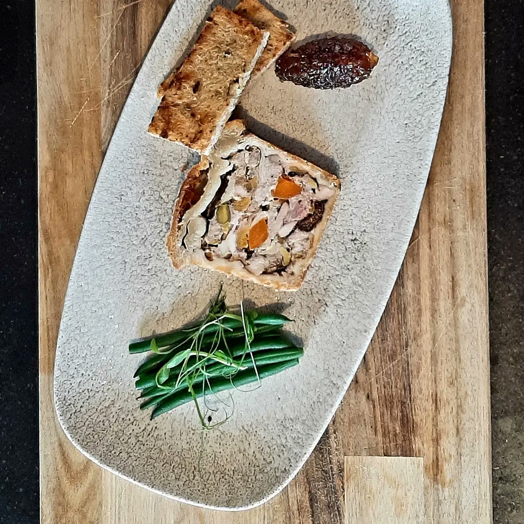 keepitcooking1's tweet photo. #Saturday #kitchensessions always a pleasure working with amazing, local and seasonal food produce to cook my #Xmas or #Boxinday Pie. #keeitcooking #Chefs #Chef #kitchensessions https://t.co/FTpmgoiCDx