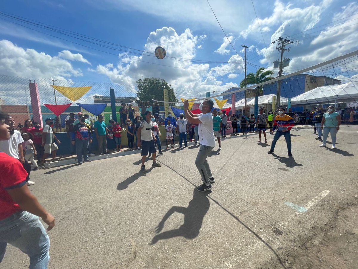 anzoateguigob's tweet photo. #LoDijo el gobernador @luismarcanos 
"A todos los deportistas y aficionados del deporte cuenten con la Gobernación del estado para reimpulsar esta área, revivir la alegría y momentos icónicos que nos caracterizan a nivel nacional" https://t.co/M9RiiB8YsB
