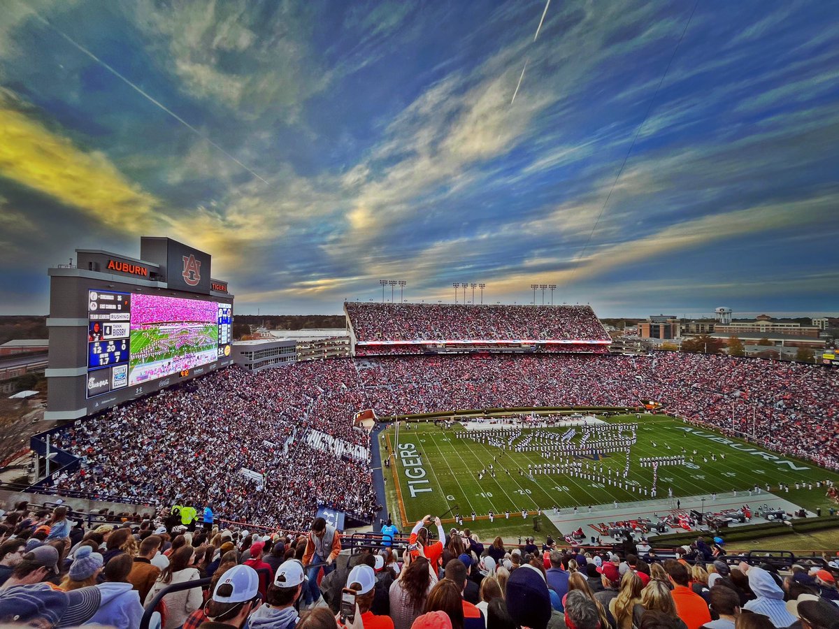 _KevinMoon's tweet photo. Halftime sunset at the #IronBowl @spann https://t.co/R8pKZFnXoz