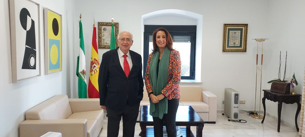 LedesmaAlhaurin's tweet photo. Hoy hemos recibido en nuestro Ayuntamiento a los descendientes de D. Blas Imbroda Pífano, un napolitano que llegó a Alhaurin a mitad del S. XVIII. https://t.co/kGd9MQXtye