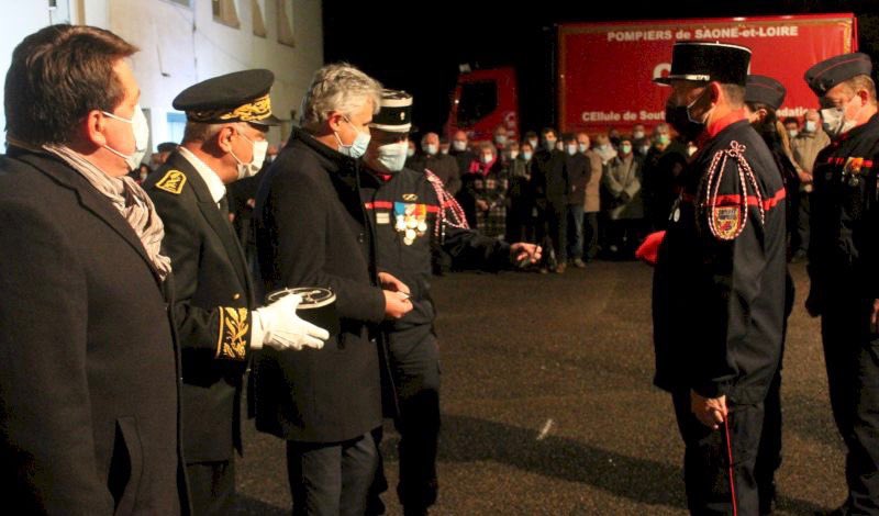 FredericPignaud's tweet photo. Hier soir, passation de commandement au CI Blanzy entre le ltn @AdanAdrien et le ltn Philippe SEURRE en présence de @Prefet71 @AccaryAndre @Gauvain_Raphael @UDSP71. Dénomination du CI « André Quincy » en présence de sa veuve et de sa famille. #mémoire #tradition https://t.co/Fvl0eoyBdE