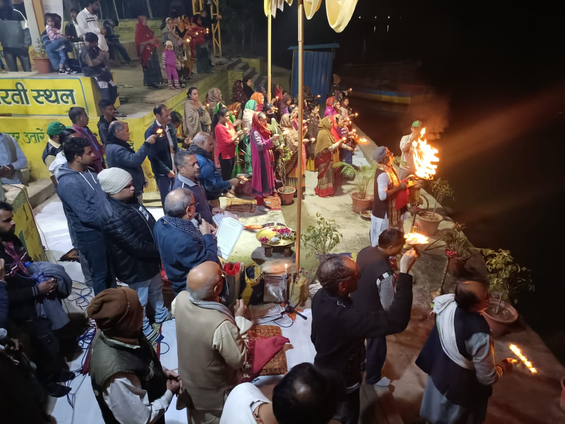 YamunaMission's tweet photo. आज के पावन पर्व पर पुण्य तीर्थ गऊघाट (बृज मथुरा पुरी) माँ श्रीयमुना जी की संध्या आरती दर्शन 🙏🙏  #aarti #GauGhat #Mathura #YamunaMission https://t.co/2UYKCkSvJ1