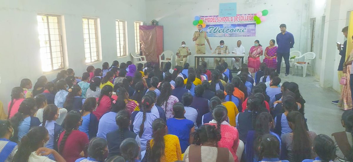 Today ACP Ibrahimpatnam inaugurated 4 community #CCTV Cameras at Bongloor Govt Model school under the limits of 
@AdibatlaPS
 and participated in #awareness program with students explained about #CyberOffences, women & child safety measures.