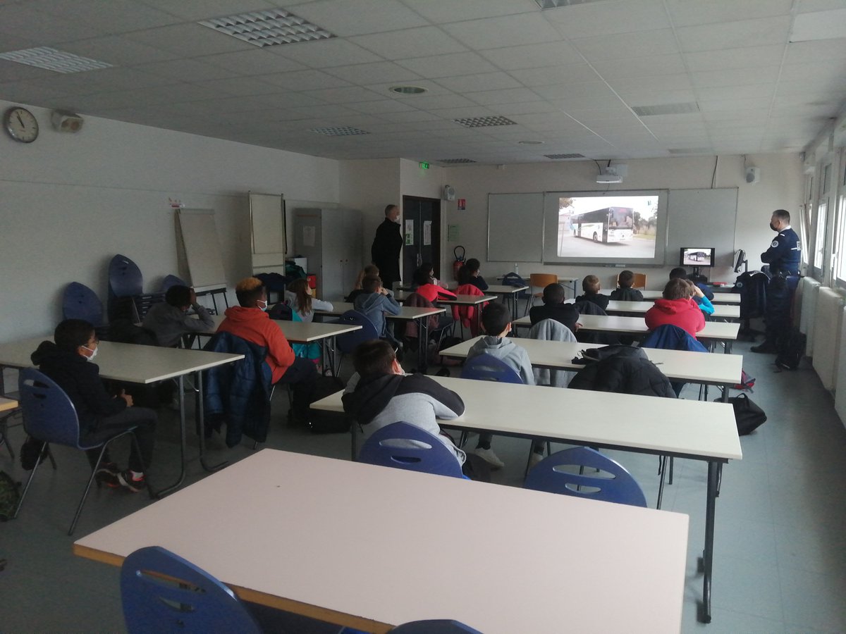 NavarreCollege's tweet photo. Sensibilisation des élèves de 6e @NavarreCollege autour de la sécurité routière lors de nos déplacements. Merci à notre correspondant @PoliceNationale en partenariat aussi avec #TransUrbain
#securite #parcourscitoyen https://t.co/jtRSIArYyq