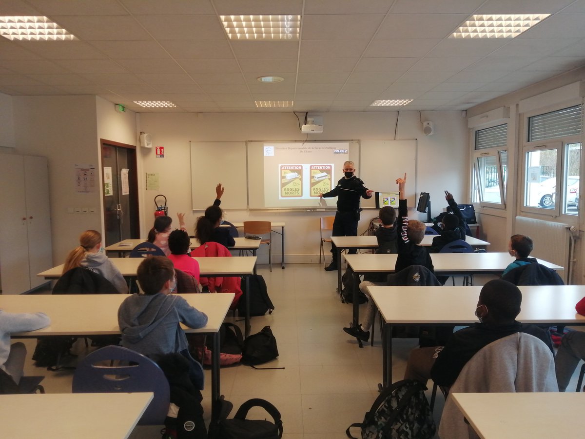 NavarreCollege's tweet photo. Sensibilisation des élèves de 6e @NavarreCollege autour de la sécurité routière lors de nos déplacements. Merci à notre correspondant @PoliceNationale en partenariat aussi avec #TransUrbain
#securite #parcourscitoyen https://t.co/jtRSIArYyq