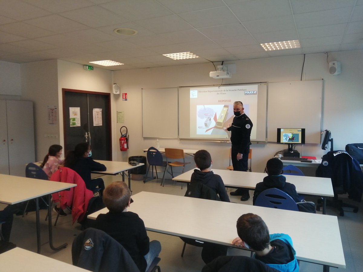 NavarreCollege's tweet photo. Sensibilisation des élèves de 6e @NavarreCollege autour de la sécurité routière lors de nos déplacements. Merci à notre correspondant @PoliceNationale en partenariat aussi avec #TransUrbain
#securite #parcourscitoyen https://t.co/jtRSIArYyq