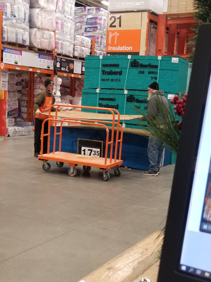 Working safe wearing gloves helping customers. That's what we do... at the home depot! #safetyselfienp 
#safetytakeseveryone
#3202