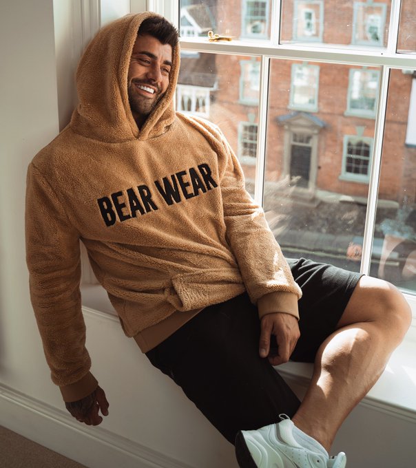 How I sit in the office &amp; watch my Dad stress out doing hundreds of BEAR WEAR Black Friday orders..  Love<a href="/tag/ufclondon"class="tags"><span>#ufclondon</span></a>