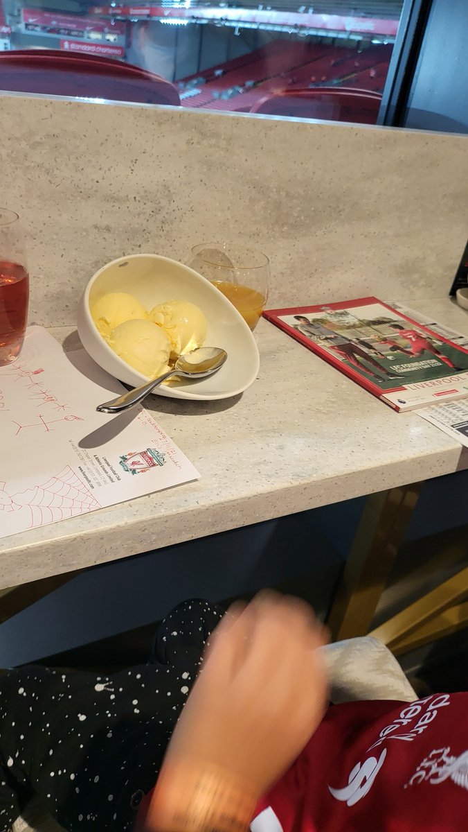 sammyricho's tweet photo. Bruce - hi what's your name
Ellis- Ellis
Bruce - you enjoying your ice cream?
Ellis - I don't want this chocolate ice cream. I want vanilla
Bruce - get me some vanilla, just 1 scoop, ask the kitchen for vanilla, we're changing that.
This boy 🤣🤣🤣🤣.
#LFCvSFC #Ellis https://t.co/j9Kqg9snZt