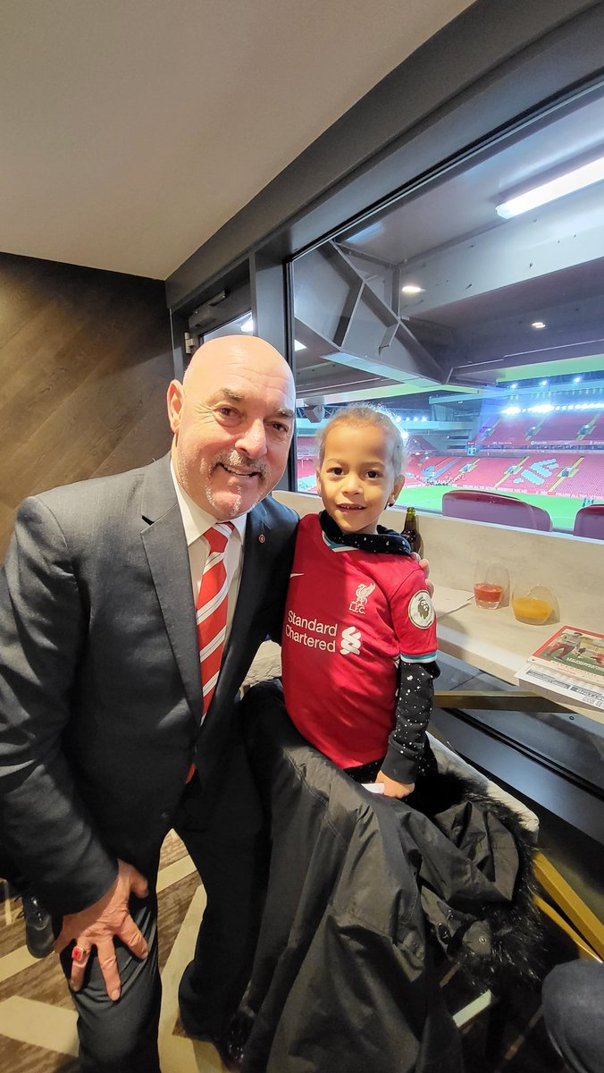 sammyricho's tweet photo. Bruce - hi what's your name
Ellis- Ellis
Bruce - you enjoying your ice cream?
Ellis - I don't want this chocolate ice cream. I want vanilla
Bruce - get me some vanilla, just 1 scoop, ask the kitchen for vanilla, we're changing that.
This boy 🤣🤣🤣🤣.
#LFCvSFC #Ellis https://t.co/j9Kqg9snZt
