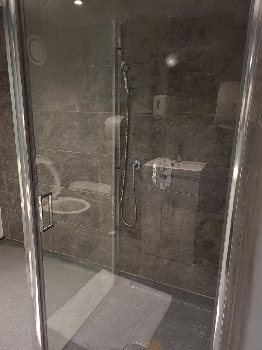 dripadvisor10's tweet photo. Wembley Arena - Dressing room 1

Pressure 7/10
Temperature 10/10 - Hotter than the sun.

Minus points for the shower head only being suitable for midgets. https://t.co/EBGxouUQm2