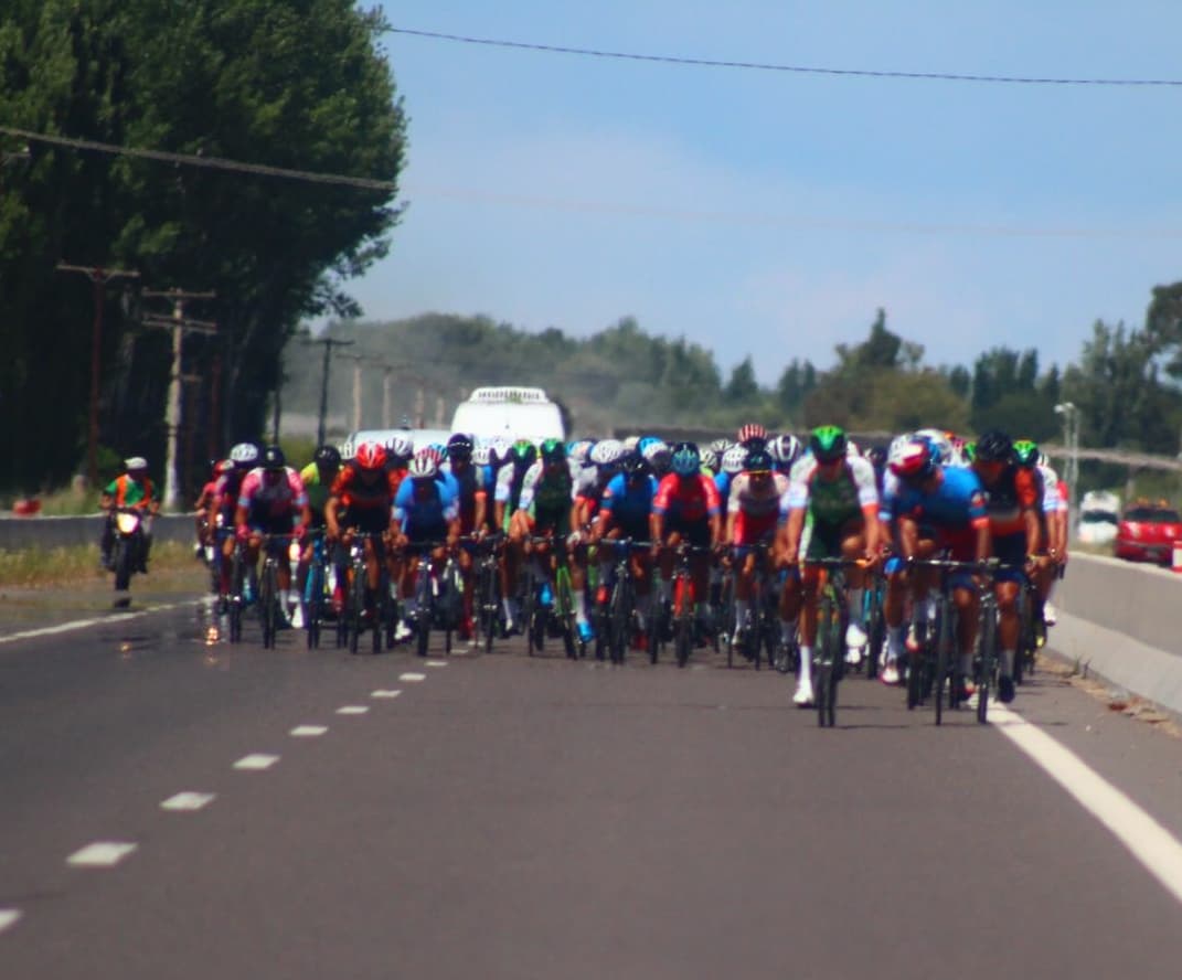 La caravana multicolor rueda por la ruta nacional 22 en los primeros kilómetros de esta etapa. 

#Vueta78 #VuetaxLider