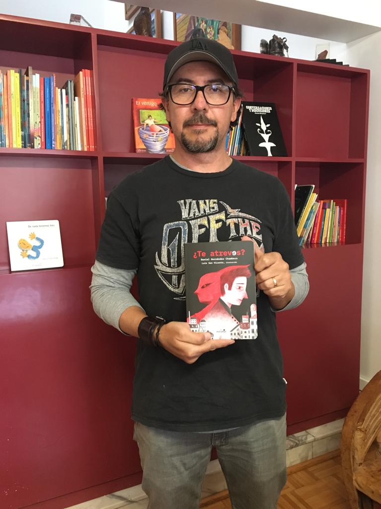 el_naranjo's tweet photo. ¡Nos vemos MAÑANA con el gran #LuisSanVicente!
Ilustrador de la #novedad: ¿TE ATREVES? 📖🌟 Domingo 28 de noviembre a las 12:00 h. en el #StandA30
#SomosLectores #LIJ #LibrosNiños #EdicionesElNaranjo #FIL https://t.co/XBB0g5tj3I