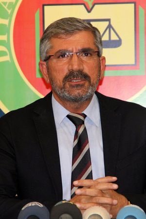 Tahir Elçi.. O’nu katledenler hala serbest hala korunmakta. Unutmayacağız🙏