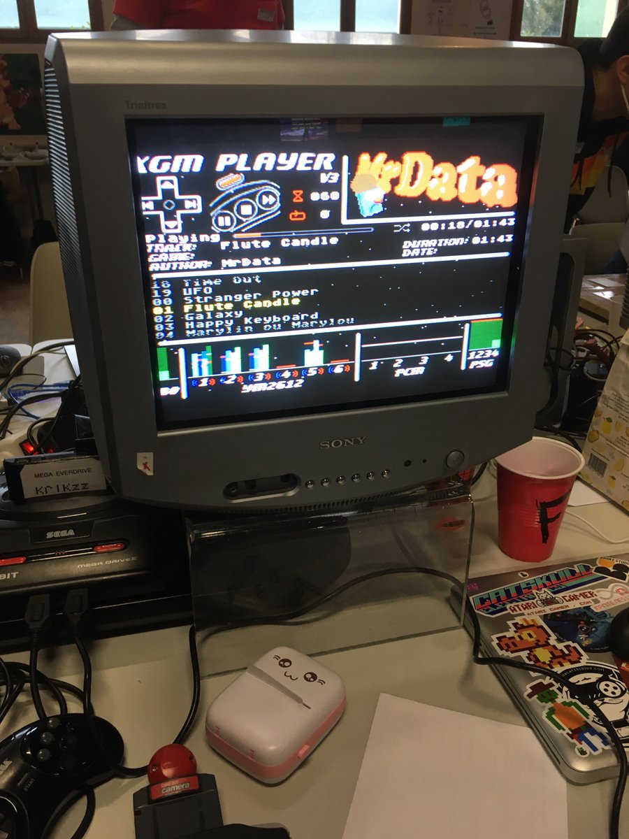 StudioVetea's tweet photo. Quelques photos de l'#AC2021 du stand de @OriginalFei !! 🍻🍻
On peut voir #Metalslug sur sa #Megadrive 2, #Bassedef de @Broke_Studio et le fabuleux album #chiptune de @Monsieur_Data 🍻🍻 https://t.co/FuyevS4ShA