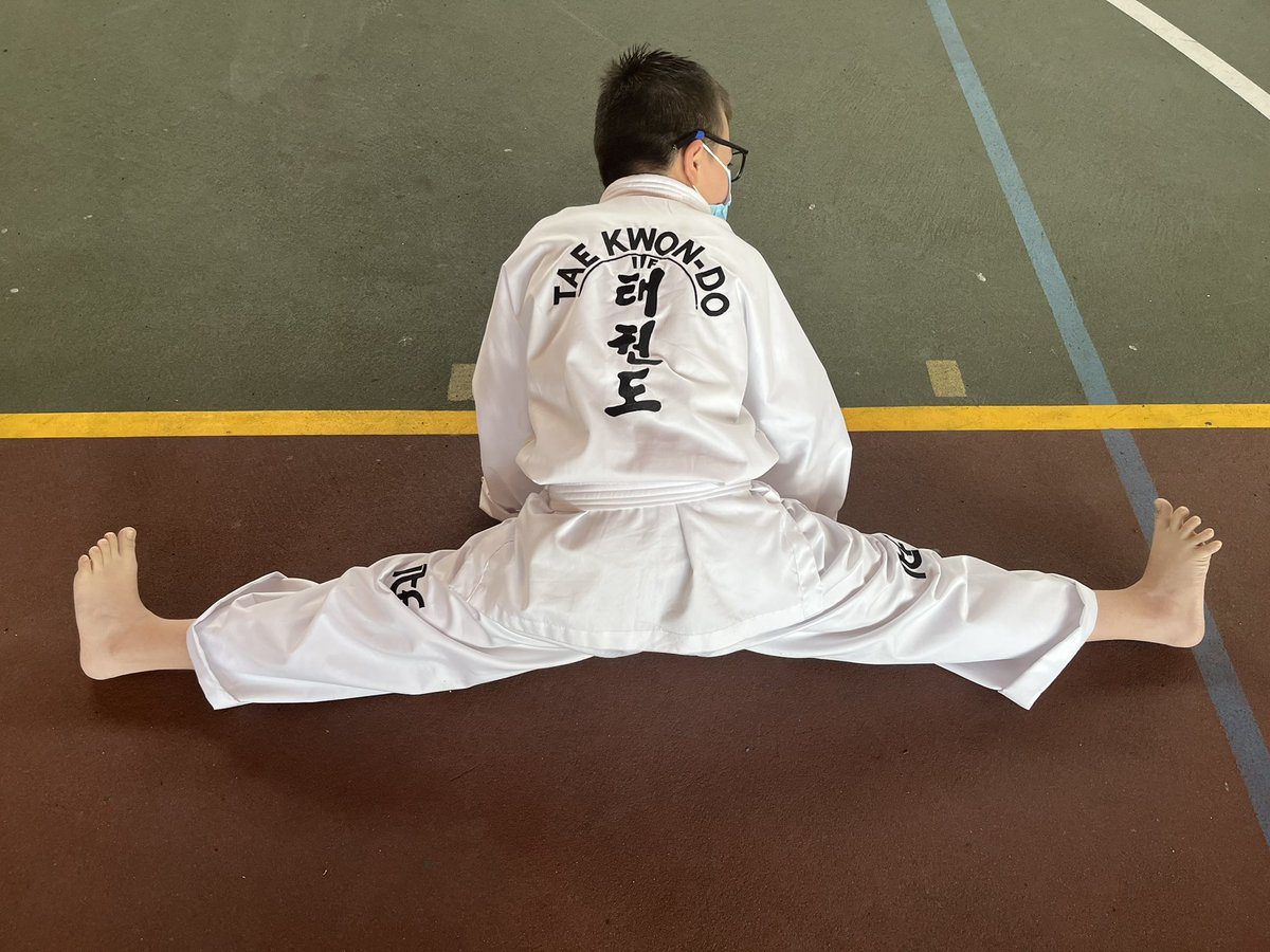 ALCtunjuelito's tweet photo. #AEstaHora el alcalde @JosephPlazaP acompaña la ceremonia de grados de la Escuela de Formación Deportiva Taekwon-Do ITF. 94 niñas y niños #Hoy asciende a su cinturón blanco franja amarilla. #TunjuelitoCampeona https://t.co/R6wZqABO28