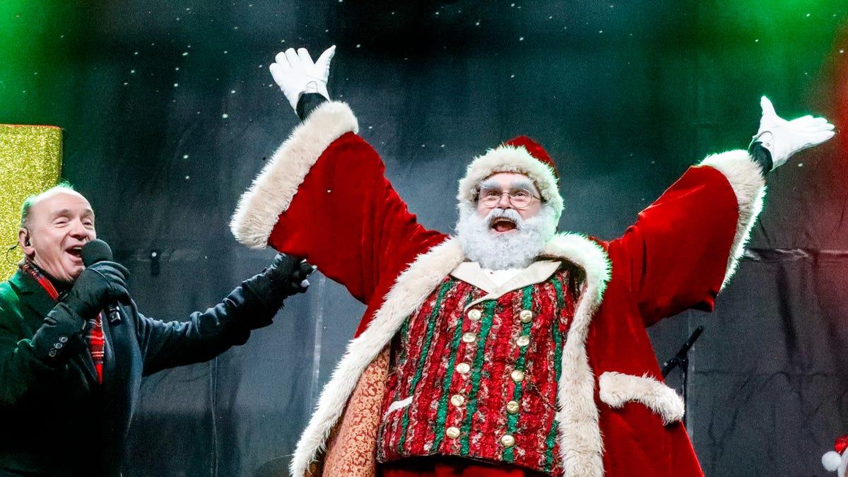 It was a joyous gathering #BackDowntownIndy with my favorite people at #CircleofLights. Thank you IBEW 481 #WTHR #IndyDowntown and all for a magical evening! buff.ly/3D2hvGm