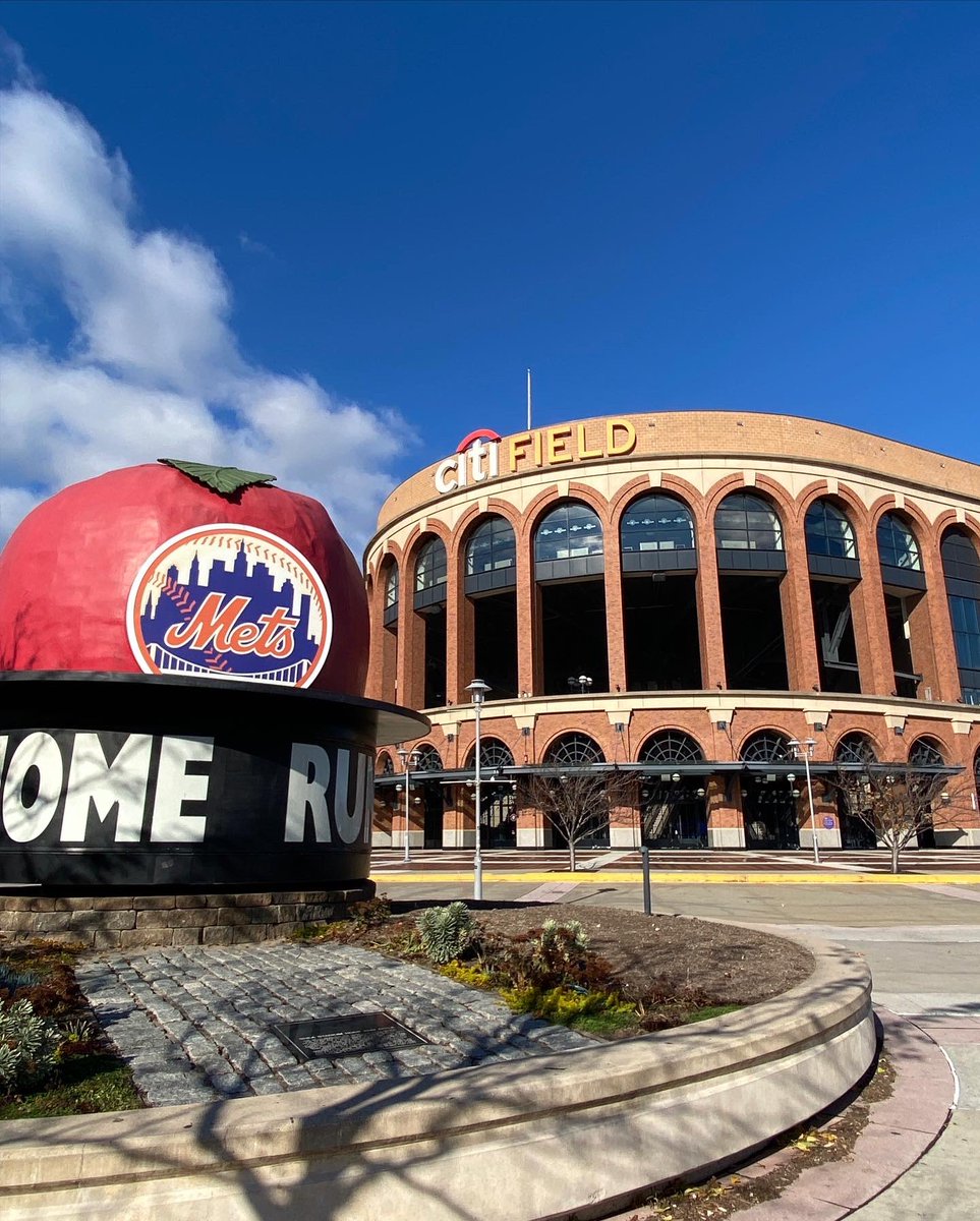BrianBohl's tweet photo. Thanks for the Christmas well wishes @MrMet and @Mets - Citi Field looks nice any time of the year #LGM https://t.co/yMqQSlXRk7