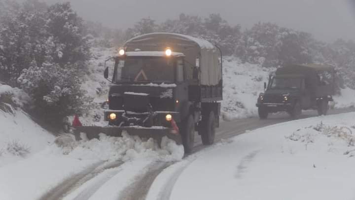almagharibia_tv's tweet photo. 🔴 #Algérie| L'intervention de l'armée pour déneiger la route reliant les communes de #Larba et #Takzrit, après des chutes de neige sur les hauteurs de #Batna. https://t.co/MOPvhNisXt