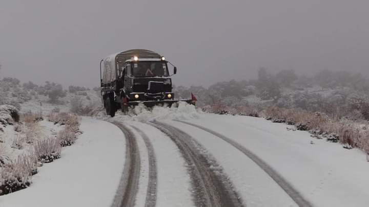 almagharibia_tv's tweet photo. 🔴 #Algérie| L'intervention de l'armée pour déneiger la route reliant les communes de #Larba et #Takzrit, après des chutes de neige sur les hauteurs de #Batna. https://t.co/MOPvhNisXt